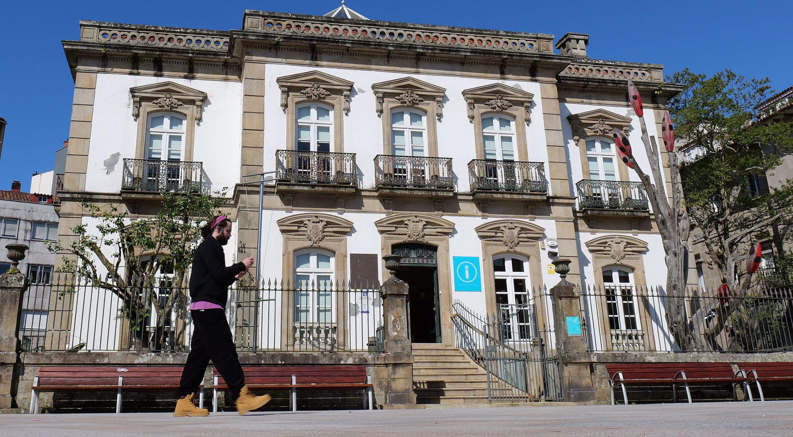 Exposición 'A segunda vida' de Joaquín Moldes en el Palacete das Mendoza en Pontevedra