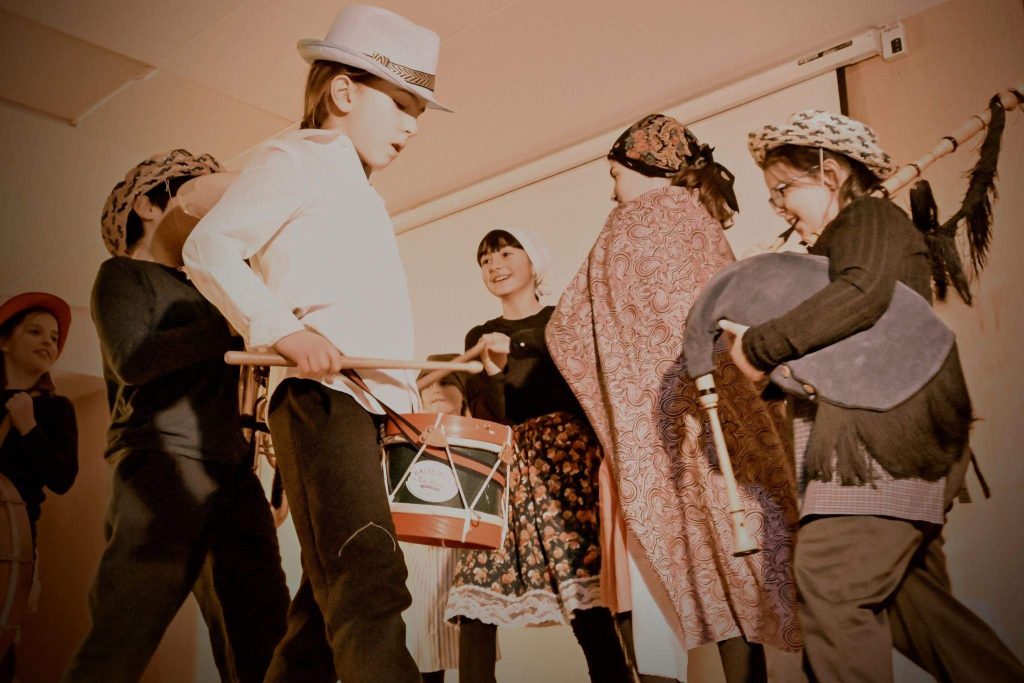 El grupo de teatro "O Merlo" presenta la obra "Moita TV!" en Pontevedra