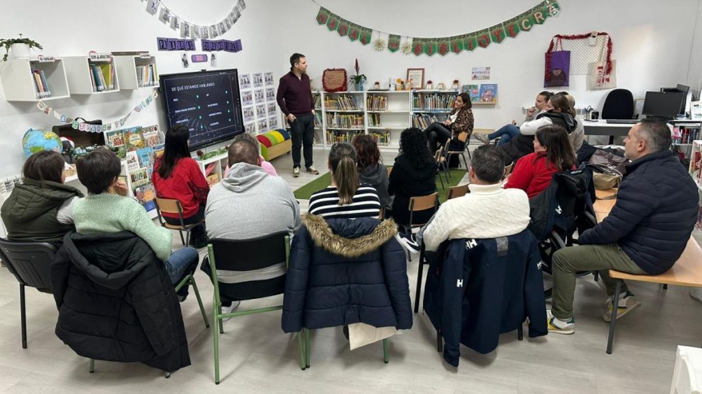 Presentación del programa "Familias Reconectando en un Clic" en Pontevedra
