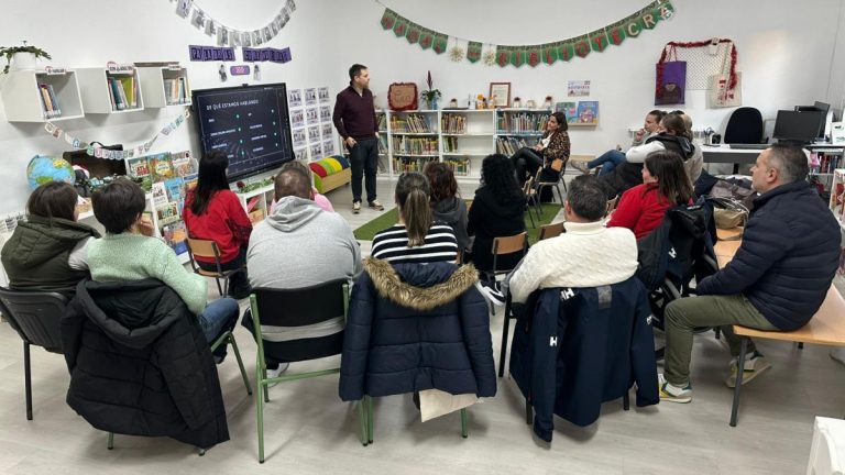Presentación del programa "Familias Reconectando en un Clic" en Pontevedra