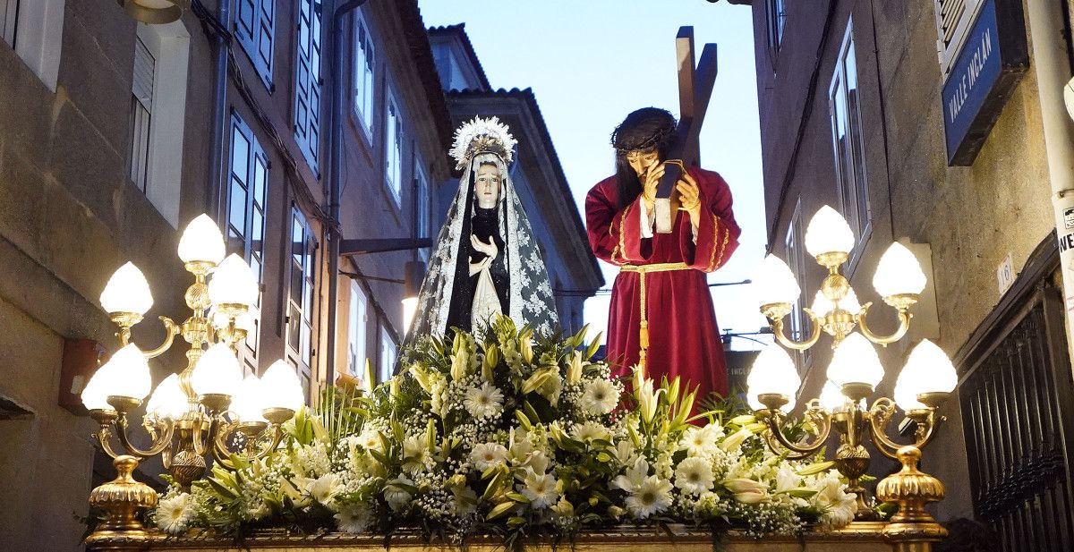 Procesión de la Virgen de la Soledad y Jesús Nazareno con la Cruz al hombro en Pontevedra