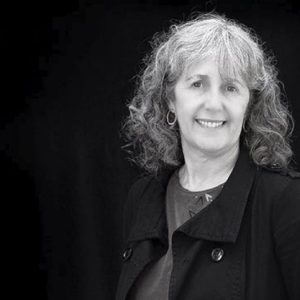 Conferencia sobre los heroísmos desconocidos de la Revolución de los Claveles por Tereixa Constenla en Pontevedra