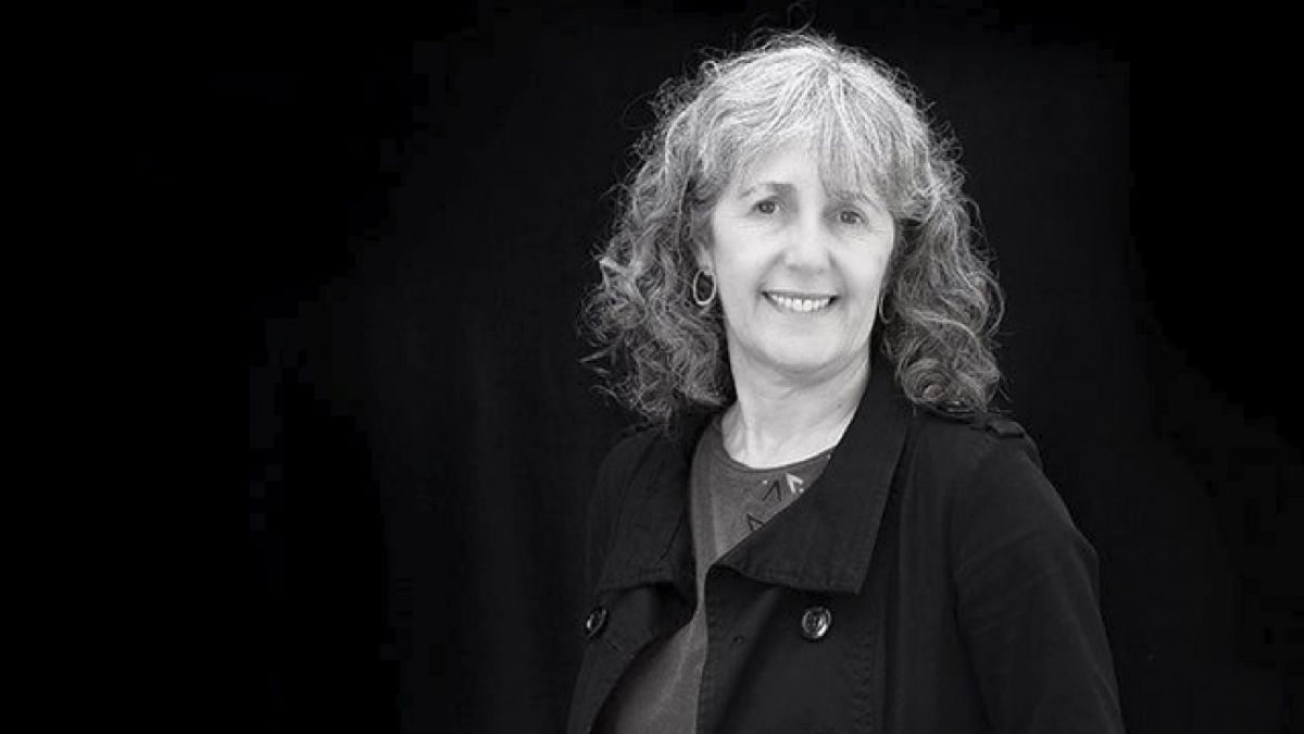 Conferencia sobre los heroísmos desconocidos de la Revolución de los Claveles por Tereixa Constenla en Pontevedra