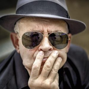 Presentación de 'Han de caer del todo' por Julián Hernández en Vilagarcía