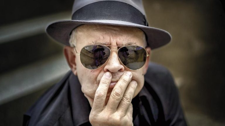 Presentación de 'Han de caer del todo' por Julián Hernández en Vilagarcía