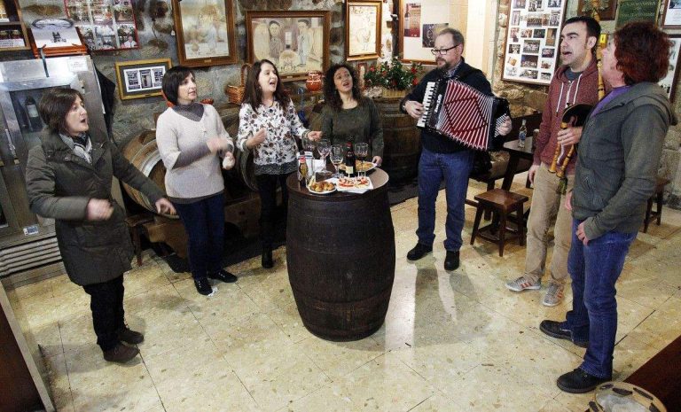 Cantos de Taberna con Troula na Barquiña en Pontevedra