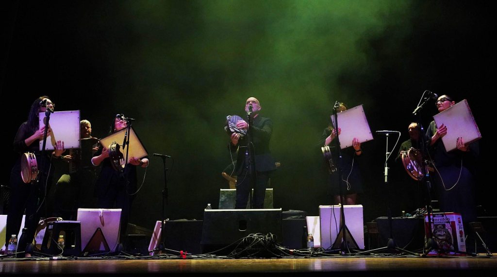 Concierto de Xabier Díaz y Adufeiras de Salitre en Pontevedra