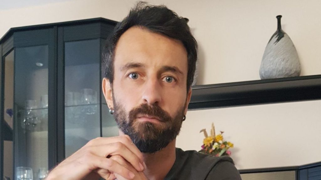 Presentación de "Al girar la rueda" de Denis Maza en Pontevedra