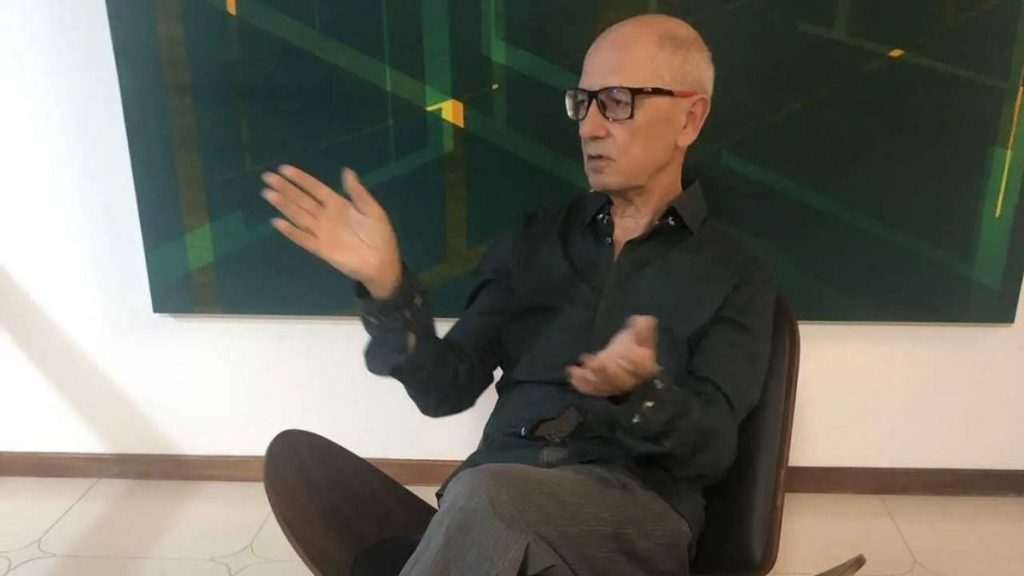 Presentación del libro 'Notas al pie de página' de Xurxo Estévez en Pontevedra
