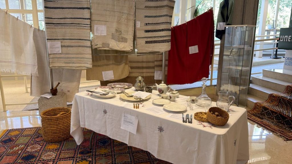 Exposición de Tejidos Gallegos y Objetos Tradicionales en la UNED de Pontevedra