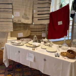 Exposición de Tejidos Gallegos y Objetos Tradicionales en la UNED de Pontevedra