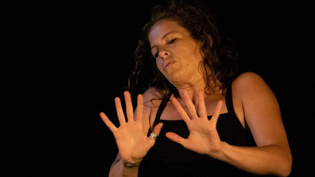 Pía Nicoletti presenta su obra de teatro físico "π r2" en Pontevedra