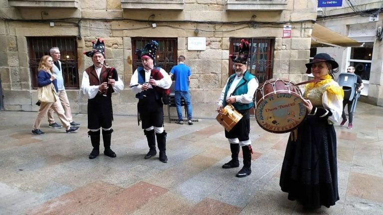 Actuación del grupo de gaitas Duos Pontes en Pontevedra