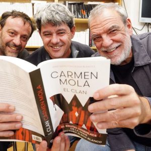 Carmen Mola presenta «Los huérfanos» en Pontevedra