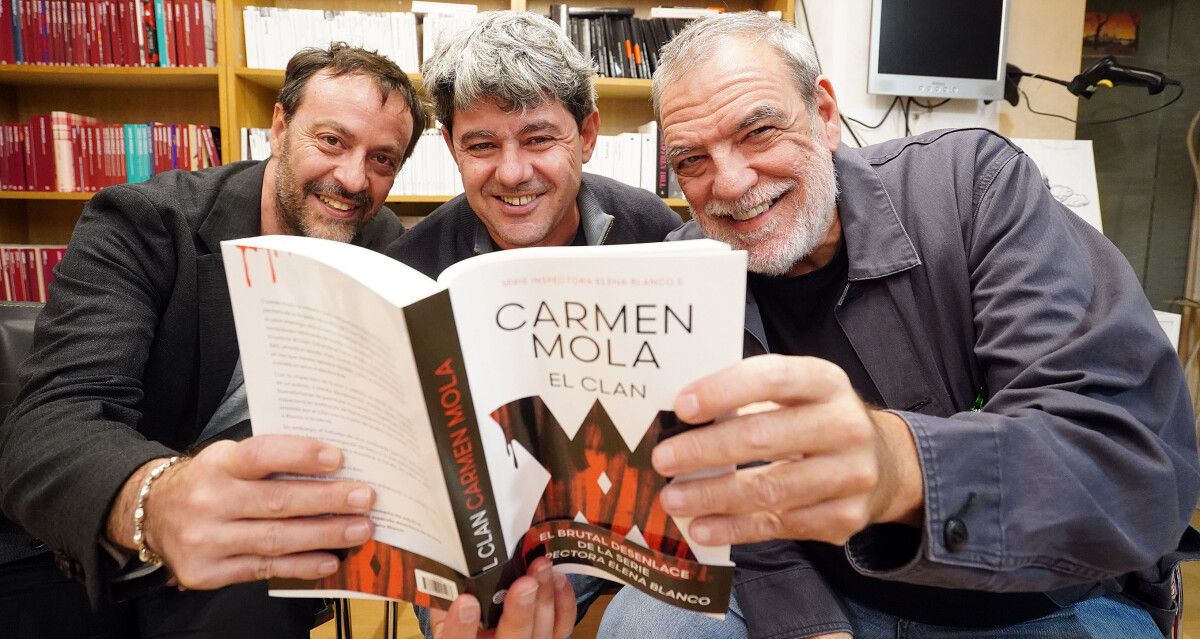 Carmen Mola presenta «Los huérfanos» en Pontevedra