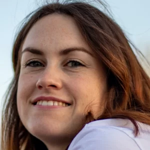 Charla de Antía Yáñez sobre «No pienses en un elefante rosa» en Pontevedra