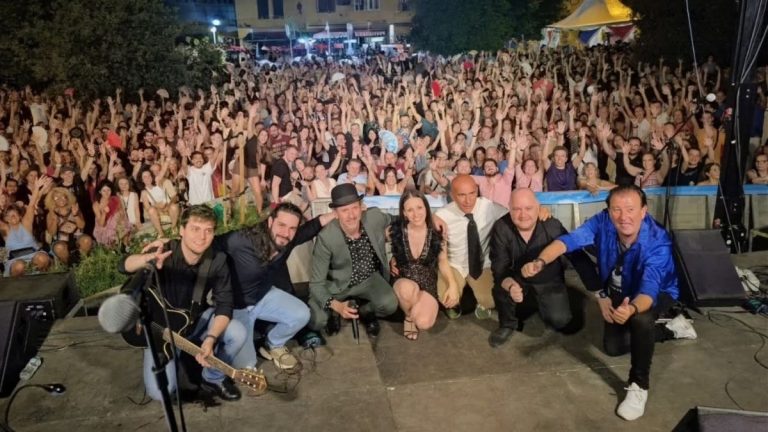 Festa da Ameixa de Campelo: concierto de La Penúltima Sabinera en Poio