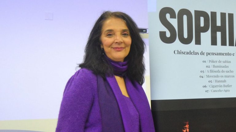 Rexina Vega presenta en Pontevedra su primer poemario, «Lázara»
